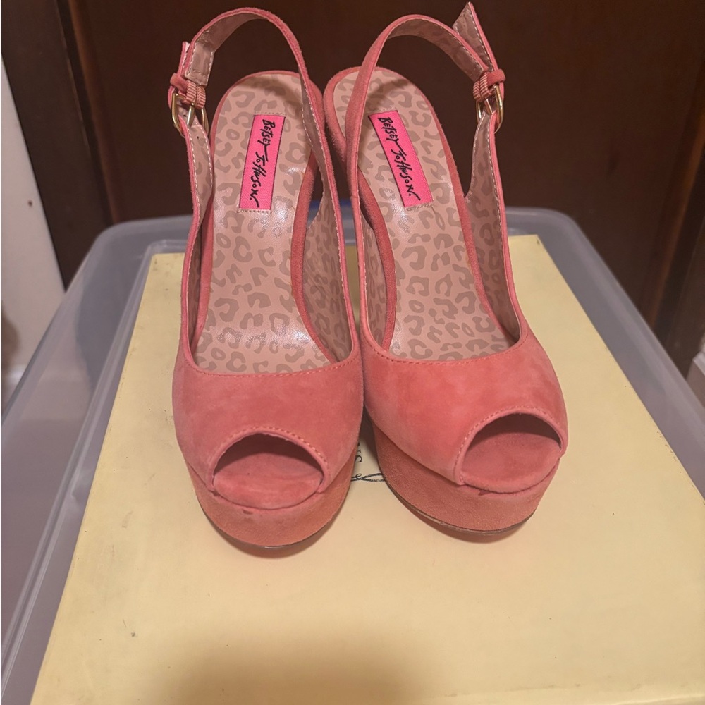 Betsey Johnson Pink Coral Makenna Suede Peep Toe Sandals, Women’s Size 6.5, NWT